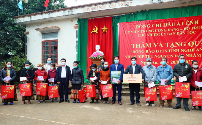 Bộ trưởng, Chủ nhiệm Uỷ ban Dân tộc Hầu A Lềnh tặng quà tập thể và hộ nghèo, gia đình chính sách, Người có uy tín trong đồng bào DTTS huyện Nghĩa Đàn (Nghệ An). Ảnh: baodantoc.vn Đời sống đồng bào và an sinh xã hội các dân tộc thiểu số được bảo đảm từ các quyết sách lớn ảnh 6