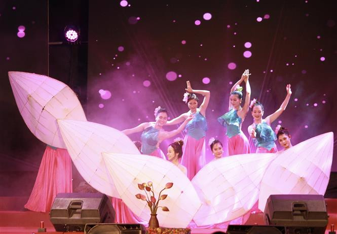 Chương trình nghệ thuật khai mạc ngày hội mang đậm tinh hoa, hình ảnh về hoa sen. Ảnh: Mai Trang - TTXVN Khai mạc Ngày hội Sen Huế 2022 - Tinh hoa của đất trời ảnh 4