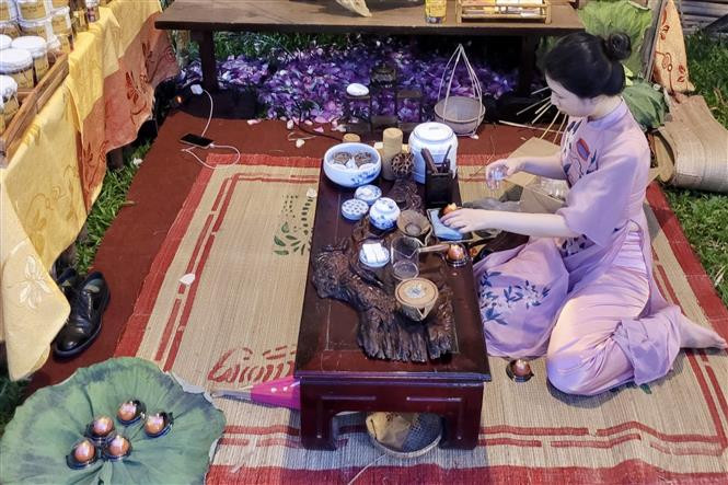 Nghệ thuật làm trà sen tại Ngày hội Sen Huế 2022 - Tinh hoa của đất trời. Ảnh: Mai Trang - TTXVN Khai mạc Ngày hội Sen Huế 2022 - Tinh hoa của đất trời ảnh 2