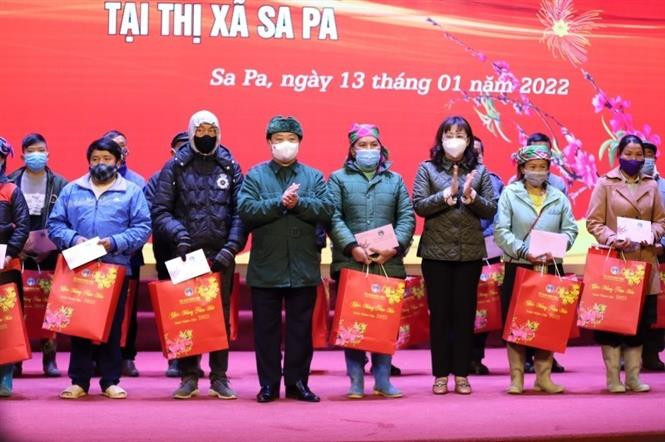 Bộ trưởng, Chủ nhiệm Ủy ban Dân tộc Hầu A Lềnh tặng quà Tết cho đồng bào nghèo tại Thị xã Sa Pa (Lào Cai). Ảnh: Quốc Khánh - TTXVN Đời sống đồng bào và an sinh xã hội các dân tộc thiểu số được bảo đảm từ các quyết sách lớn ảnh 5