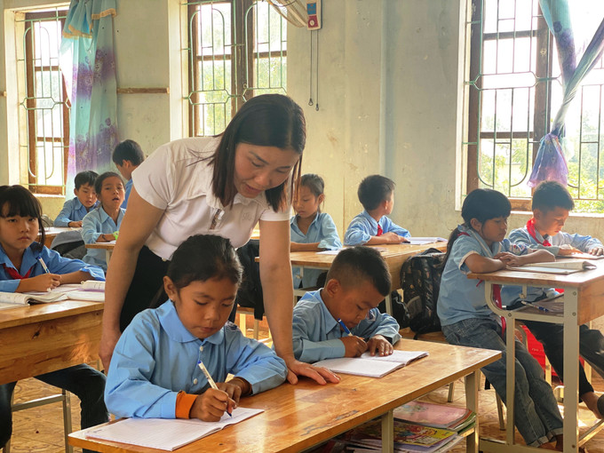Cô Thưu ân cần hướng dẫn các em học sinh. Ảnh: Hoàng Ngà - TTXVN Cô giáo Hoàng Thị Thưu, người mẹ thứ hai của học sinh dân tộc Chứt ảnh 2