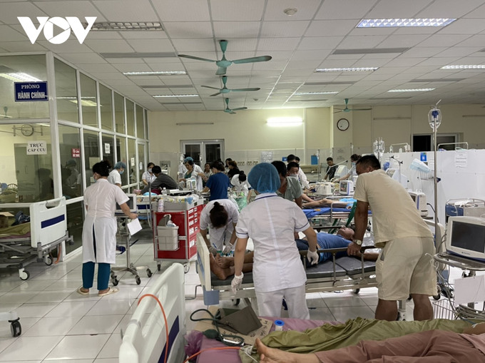 Các bệnh nhân được khẩn trương cấp cứu tại Bệnh viện Đa khoa Bắc Kạn. Ảnh: vov.vn Bắc Kạn: 8 người bị ngộ độc sau bữa ăn tối ảnh 1