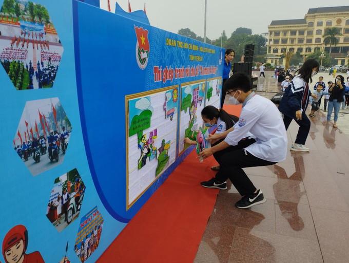 Đoàn viên, thanh niên Yên Bái tham gia Ngày hội an toàn giao thông với các hoạt động thi ghép tranh. Ảnh: Việt Dũng - TTXVN Yên Bái: Thanh niên đi đầu trong tuyên truyền xây dựng văn hóa giao thông ảnh 3