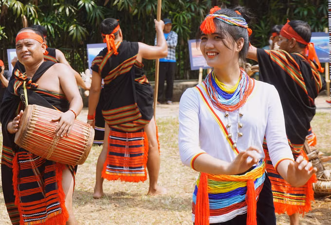 Tái hiện nghi lễ ăn trâu và nghệ thuật đấu chiêng của đồng bào dân tộc Cor ảnh 9