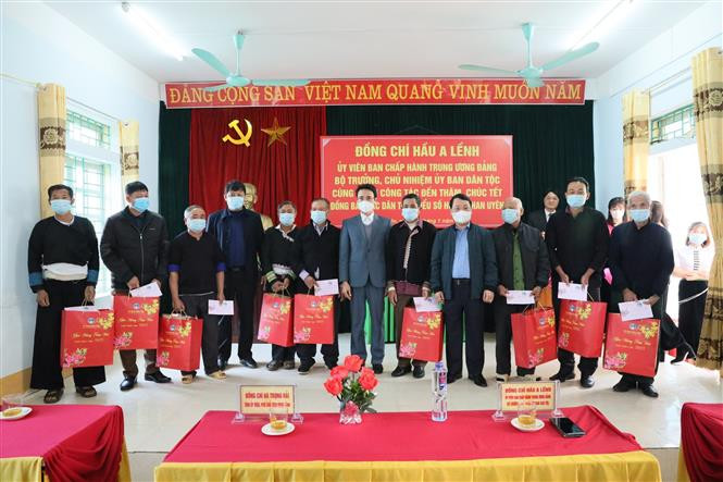 Bộ trưởng, Chủ nhiệm Ủy ban Dân tộc Hầu A Lềnh tặng quà cho đồng bào dân tộc thiểu số tại xã Phúc Khoa, Mường Khoa, huyện Than Uyên (Lai Châu). Ảnh: Đinh Thùy - TTXVN Đời sống đồng bào và an sinh xã hội các dân tộc thiểu số được bảo đảm từ các quyết sách lớn ảnh 2
