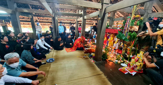 Lễ Cầu an, cầu phúc được đông đảo bà con tham dự, thể hiện sự quan tâm của mọi người với nhau. Ảnh: Hoàng Tâm Đặc sắc lễ cầu an, cầu phúc của đồng bào dân tộc Tày ảnh 2