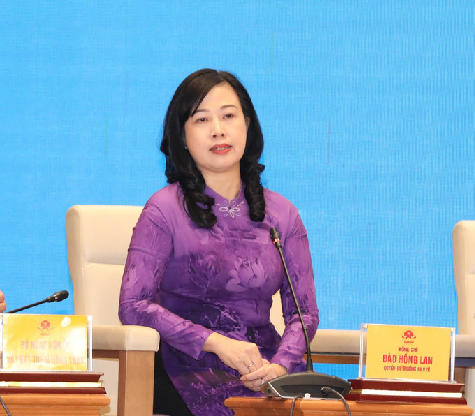 Đồng chí Đào Hồng Lan, Uỷ viên Trung ương Đảng, Quyền Bộ trưởng Bộ Y tế tham gia đối thoại tại hội nghị. Ảnh: Phương Hoa - TTXVN Thủ tướng Chính phủ Phạm Minh Chính đối thoại với phụ nữ ảnh 4