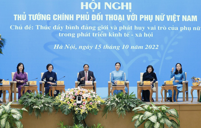 Thủ tướng Chính phủ và các đại biểu đại diện cho các bộ, ngành, tổ chức phụ nữ tham gia đối thoại với phụ nữ. Ảnh: Dương Giang-TTXVN Thủ tướng Chính phủ Phạm Minh Chính đối thoại với phụ nữ ảnh 5