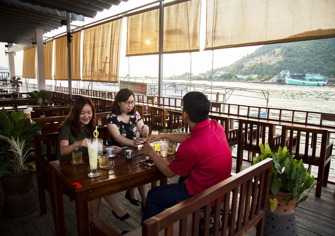 Du khách trải nghiệm không gian du lịch trên đầm Đông Hồ, một trong các thắng cảnh du lịch tại thành phố Hà Tiên (Kiên Giang). Ảnh: Hồng Đạt - TTXVN Kiên Giang phát triển du lịch nông thôn gắn với chương trình OCOP ảnh 2