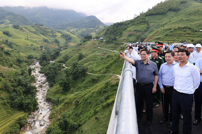 Thủ tướng Phạm Minh Chính và đoàn công tác kiểm tra Dự án xây dựng đường nối cao tốc Nội Bài-Lào Cai đến thị trấn Sa Pa khu vực cầu Móng Sến. Ảnh: Dương Giang - TTXVN Thủ tướng Phạm Minh Chính khảo sát các công trình, dự án trọng điểm tại tỉnh Lào Cai ảnh 2