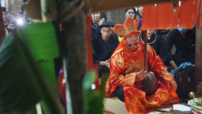 Thầy cúng thể hiện phần cúng Then. Ảnh: Hoàng Tâm Đặc sắc lễ cầu an, cầu phúc của đồng bào dân tộc Tày ảnh 4