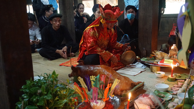 Thầy cúng thể hiện phần cúng Mo. Ảnh: Hoàng Tâm Đặc sắc lễ cầu an, cầu phúc của đồng bào dân tộc Tày ảnh 5