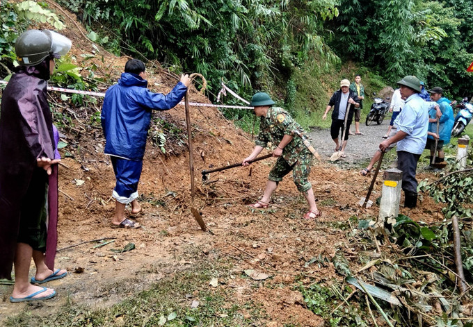 Cán bộ chiến sĩ Đồn biên phòng Keng Đu phối hợp với chính quyền địa phương khắc phục hậu quả mưa lũ trên địa bàn xã Keng Đu, huyện Kỳ Sơn (Nghệ An). Ảnh: TTXVN phát Thủ tướng Chính phủ chỉ đạo tập trung khắc phục hậu quả bão số 4, chủ động ứng phó thiên tai ảnh 1