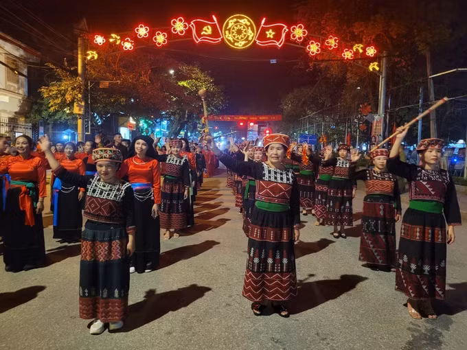 Lễ hội Quế Văn Yên lần thứ IV: Rực rỡ sắc màu diễu diễn "Người Dao xuống phố" ảnh 3