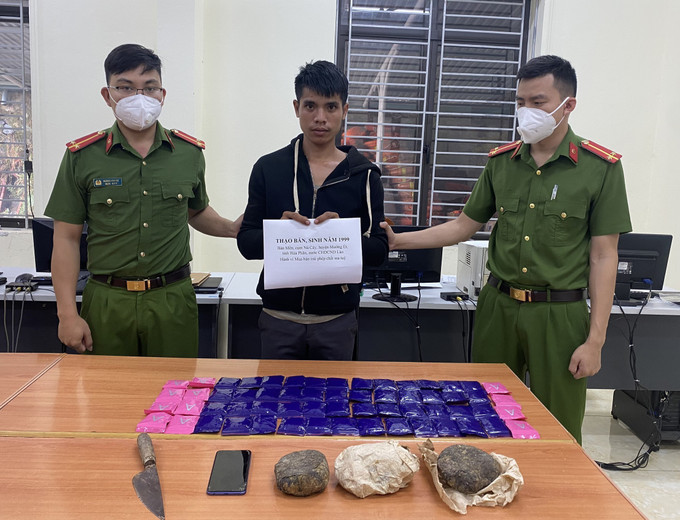 Đối tượng Thạo Văn cùng tang vật tại cơ quan Công an. Ảnh: TTXVN phát Sơn La: Bắt quả tang đối tượng mua bán trái phép chất ma túy ảnh 1