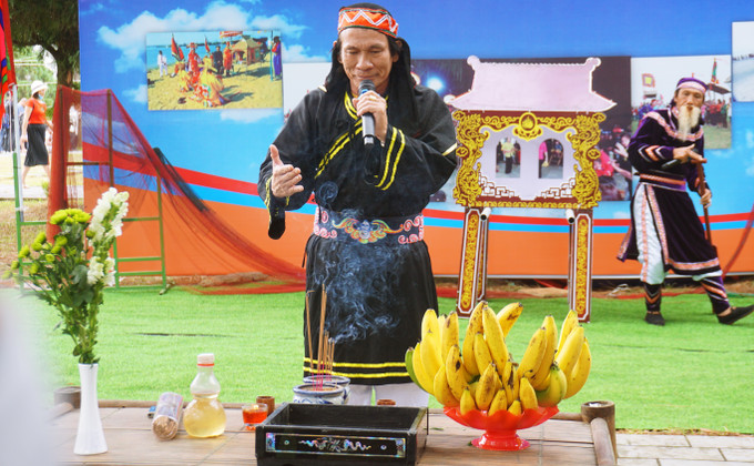 Các ông hành lễ, ông chánh tế, ông đông hiến, ông tây hiến, ông tổng lái, ông tổng mũi làm thủ tục cúng tế mời rước Nghinh ông. Ảnh: Hoàng Tâm Tái hiện Lễ hội cầu ngư của tỉnh Phú Yên ảnh 6