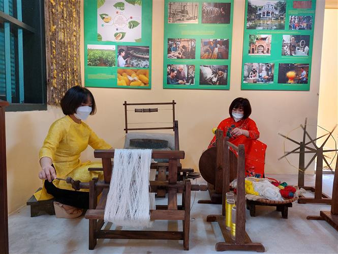 Trưng bày "Không gian dệt lụa" tại di tích Nhà Chủ tịch Hồ Chí Minh ở và làm việc tháng 12/1946 tại Vạn Phúc, quận Hà Đông (Hà Nội). Ảnh: Đinh Thị Thuận - TTXVN Hà Nội phát triển du lịch gắn với nông nghiệp, nông thôn và sản phẩm làng nghề ảnh 1