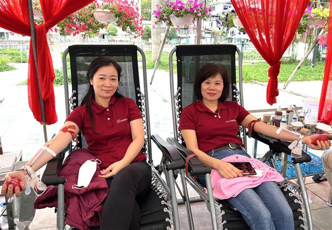 Cán bộ Chi nhánh Ngân hàng Agribank Hà Giang hiến máu tại ngày hội. Ảnh: Minh Tâm - TTXVN Ngày hội hiến máu “Giọt hồng trên miền đá” lần thứ V ảnh 2