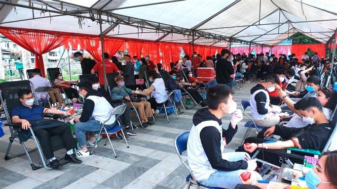 Chương trình thu hút đông đảo các bạn trẻ, người dân thành phố Hà Giang và các địa phương lân cận tham gia. Ảnh: Minh Tâm - TTXVN Ngày hội hiến máu “Giọt hồng trên miền đá” lần thứ V ảnh 1