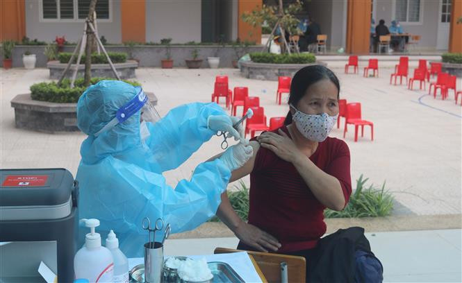 Người dân đến tiêm vaccine phòng COVID-19 tại điểm tiêm trường Tiểu học Sông Hiến, thành phố Cao Bằng, tỉnh Cao Bằng . Ảnh: Chu Hiệu - TTXVN Dịch COVID-19: Cả nước ghi nhận 131.817 ca mắc mới, có 82 ca tử vong tại 31 tỉnh, thành phố ảnh 1