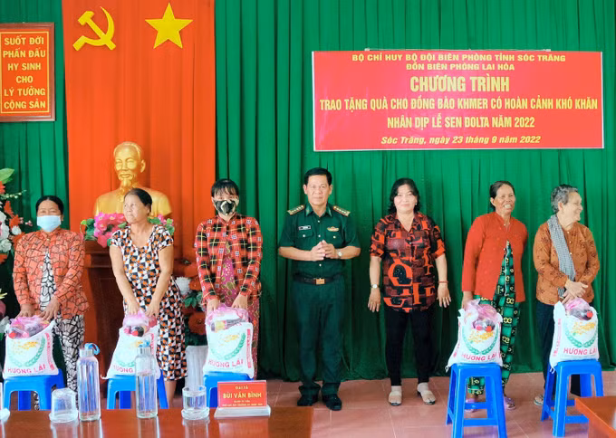 Bộ đội Biên phòng Sóc Trăng thăm, tặng quà sư sãi đồng bào Khmer dịp Lễ Sen Dolta ảnh 3