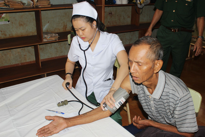 Thiếu úy Nguyễn Thị Thu Huyền, Điều dưỡng, Khoa Khám bệnh, Bệnh viện Quân y 211 khám bệnh cho thương bệnh binh. Ảnh: Quang Thái - Chu Hoài - TTXVN Quân đoàn 3 chú trọng công tác dân vận, giúp người dân xóa đói giảm nghèo ảnh 3