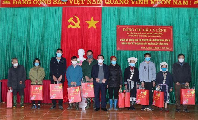 Bộ trưởng, Chủ nhiệm Ủy ban Dân tộc Hầu A Lềnh tặng 150 suất quà cho các hộ gia đình người có công, hộ gia đình chính sách, hộ có hoàn cảnh khó khăn và người có uy tín trong đồng bào dân tộc thiểu số của tỉnh Bắc Kạn. Ảnh: Vũ Hoàng Giang – TTXVN Đời sống đồng bào và an sinh xã hội các dân tộc thiểu số được bảo đảm từ các quyết sách lớn ảnh 4