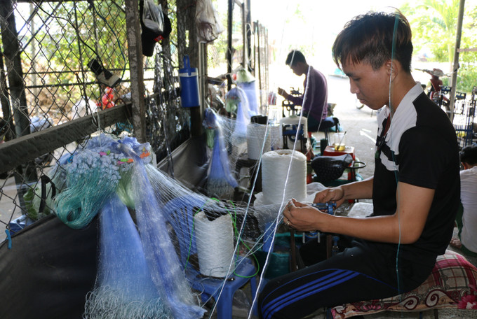 Không khí sản xuất tại cơ sở sản xuất lưới Phúc Lộc ở xã Long Hậu, huyện Lai Vung, tỉnh Đồng Tháp. Ảnh: Chương Đài - TTXVN Đồng Tháp bảo tồn 16 làng nghề truyền thống có nguy cơ mai một ảnh 2