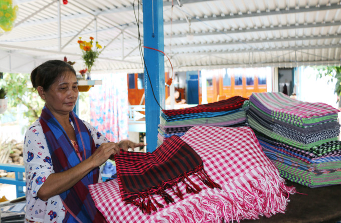 Sản phẩm khăn choàng của làng nghề dệt choàng Long Khánh A. Ảnh: Chương Đài - TTXVN Đồng Tháp bảo tồn 16 làng nghề truyền thống có nguy cơ mai một ảnh 3