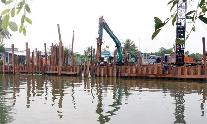 Thi công đập cừ Larsen ngăn mặn, giữ ngọt trên kênh Ông Hiển, xã Vĩnh Hòa Phú, huyện Châu Thành (Kiên Giang). Ảnh: Lê Huy Hải - TTXVN Quản lý hiệu quả tài nguyên nước ( Bài 1) ảnh 2