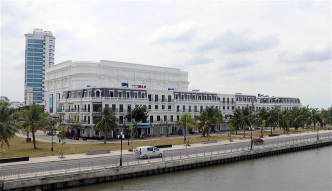 Đô thị hóa khu lấn biển thành phố Rạch Giá (Kiên Giang). Ảnh: Lê Huy Hải - TTXVN Kiên Giang đầu tư các công trình hạ tầng du lịch trọng yếu ảnh 2