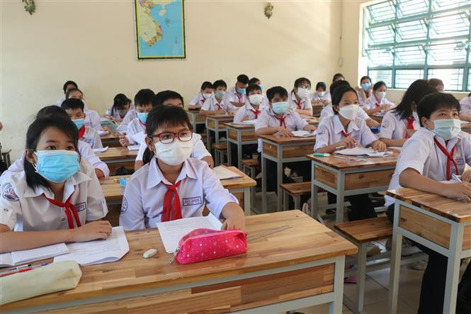 Các trường học thực hiện nghiêm các biện pháp phòng dịch khiến phụ huynh và học sinh an tâm khi đến trường. Ảnh: Đức Hạnh - TTXVN Cả nước còn 3 tỉnh, thành phố chưa ấn định thời gian cho học sinh Tiểu học, mầm non đến trường ảnh 1