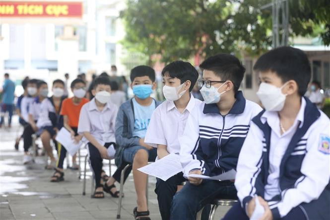 Học sinh chờ vào tiêm vaccine tại điểm tiêm chủng trường THCS Lê Quý Đôn, quận Hà Đông. Ảnh: Minh Quyết - TTXVN Hà Nội: Gần 1.000 trẻ 11 tuổi được tiêm vaccine phòng COVID-19 ảnh 1