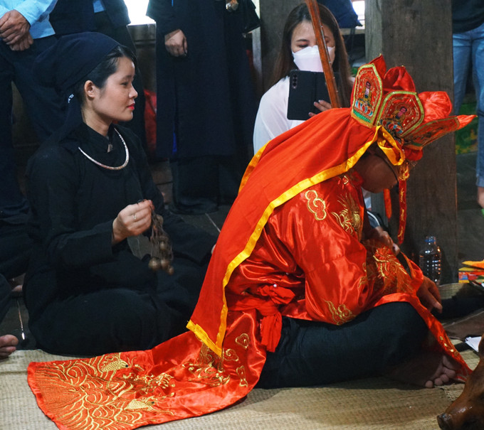 Nàng hương - người giúp lễ cho thầy là người con gái thùy mị, nết na, trong trắng và chưa lập gia đình. Ảnh: Hoàng Tâm Đặc sắc lễ cầu an, cầu phúc của đồng bào dân tộc Tày ảnh 3