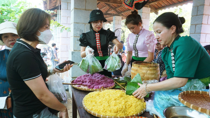 Du khách thích thú được thưởng thức món xôi màu đặc sản của đồng bào dân tộc Thái. Ảnh: Hoàng Tâm Nhộn nhịp Chợ phiên vùng cao “Sắc màu xứ Tuyên” tại Làng Văn hóa – Du lịch các dân tộc Việt Nam ảnh 4