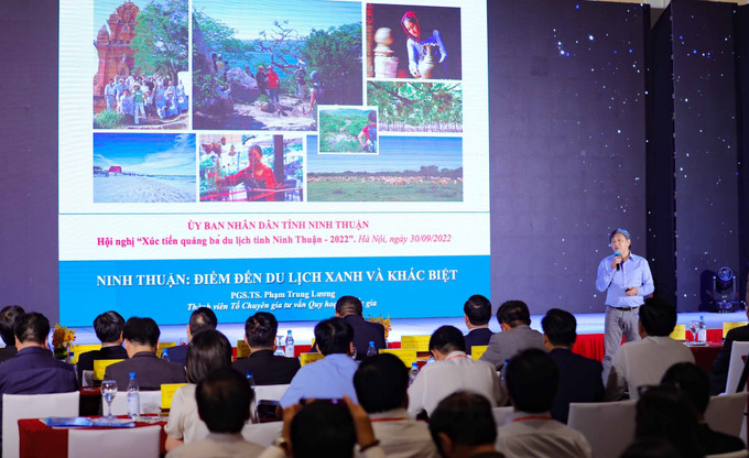 Giới thiệu tiềm năng du lịch Ninh Thuận tại hội nghị. Ảnh: Thanh Tùng - TTXVN Ninh Thuận tổ chức Hội nghị xúc tiến, quảng bá du lịch tại Hà Nội ảnh 2
