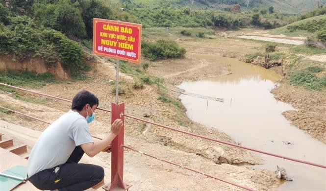 Cắm biển cảnh báo đuối nước ở ao, hồ, sông, suối. Ảnh: TTXVN phát Công điện của Thủ tướng Chính phủ về tăng cường công tác phòng, chống đuối nước trẻ em ảnh 1