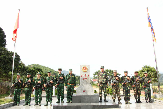 Đội Vũ trang, Đồn Biên phòng Cửa khẩu Chiềng Khương, Bộ Chỉ huy Bộ đội Biên phòng tỉnh Sơn La và Đội Vũ trang, Đại đội Biên phòng 212, Bộ Chỉ huy Quân sự tỉnh Hủa Phăn (Lào) phối hợp tuần tra đường biên, cột mốc. Ảnh: Nguyễn Cường - TTXVN Sơn La hợp tác toàn diện với nhiều tỉnh của Lào ảnh 3