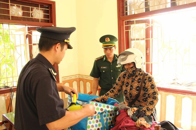 Cán bộ Biên phòng và Hải quan làm nhiệm vụ kiểm tra hàng hóa tại Trạm kiểm soát Cửa khẩu Chiềng Khương, huyện Sông Mã (Sơn La). Ảnh: Nguyễn Cường - TTXVN Sơn La hợp tác toàn diện với nhiều tỉnh của Lào ảnh 2
