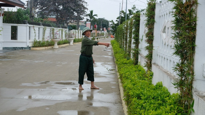 Nhờ có công tác dân vận khéo, gia đình ông Nguyễn Hữu Đảng - xã Đông Văn (Đông Sơn) đã đồng thuận và tự nguyện lấp toàn bộ khu ao trước nhà và xây hàng rào lùi vào 2 m, với diện tích hơn 100 m2, để mở rộng con đường trước nhà lên gần 7 m. Ảnh: Khiếu Tư - TTXVN Dân vận khéo trong xây dựng nông thôn mới ở miền núi Thanh Hóa ảnh 1