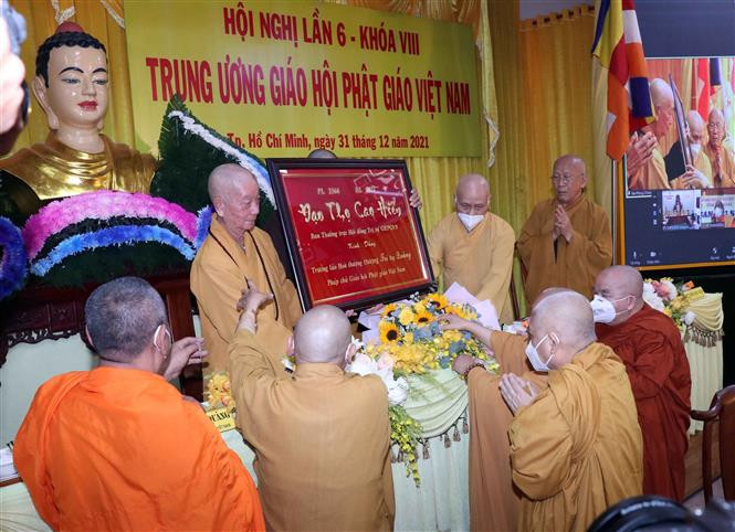 Các chư tôn đức Hội đồng Chứng minh, Hội đồng Trị sự chúc mừng Trưởng lão Hòa thượng Thích Trí Quảng đảm nhiệm Quyền Pháp chủ Hội đồng Chứng minh Giáo hội Phật giáo Việt Nam. Ảnh: Xuân Khu-TTXVN Suy tôn Hòa thượng Thích Trí Quảng đảm nhiệm Quyền Pháp chủ Giáo hội Phật giáo Việt Nam ảnh 2