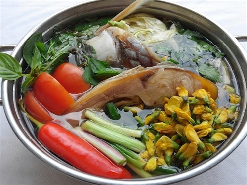 Cá cóc còn được "biến thể" thành lẩu cá cóc dùng kèm bông súng, so đũa hay bông điên điển mùa nước nổi Thưởng thức cá cóc ở Vĩnh Long ảnh 3