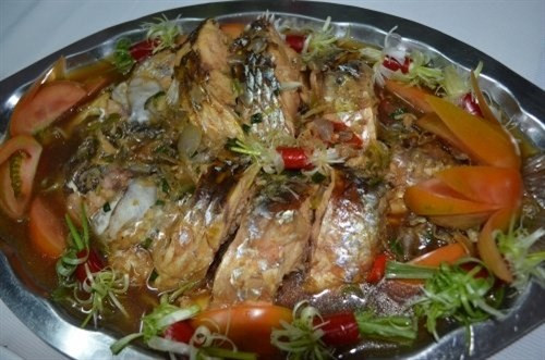 Cá cóc kho nước dừa ăn với các loại rau ăn sống và xoài bằm Thưởng thức cá cóc ở Vĩnh Long ảnh 2