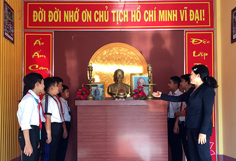 Phòng thờ Bác Hồ trang trọng tại Trường THCS Ngô Quốc Trị, huyện Vị Thủy, Hậu Giang. Ảnh: baohaugiang.com.vn Gương Bác thấm vào lòng dân Vị Thủy ảnh 1