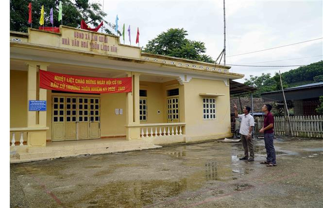 Ông Mã Phúc Hương (áo trắng) giới thiệu về Nhà văn hóa thôn Làng Hản. Ảnh: Vũ Quang - TTXVN Bí thư Chi bộ vùng cao Yên Sơn (Tuyên Quang) dân vận khéo ảnh 2