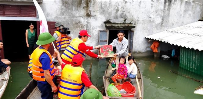 Hội Chữ thập đỏ tỉnh Quảng Bình trao quà hỗ trợ bà con vùng lũ xã Hồng Thủy, huyện Lệ Thủy, Quảng Bình. Ảnh: Võ Dung - TTXVN Sẻ chia khó khăn với người dân vùng lũ tỉnh Quảng Bình ảnh 2