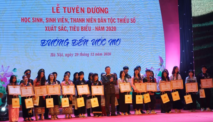 Lễ tuyên dương 145 học sinh, sinh viên, thanh niên dân tộc thiểu số tiêu biểu năm 2020 ảnh 6