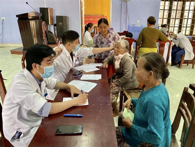 Khám bệnh cho người dân bị thiệt hại do bão lụt. Ảnh: Mai Trang - TTXVN Thừa Thiên – Huế tổ chức khám, chữa bệnh, phát thuốc miễn phí cho người dân bị thiệt hai do bão lũ ảnh 2