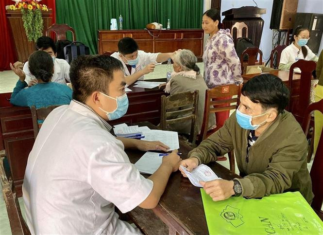 Khám bệnh cho người dân bị thiệt hại do bão lụt. Ảnh: Mai Trang - TTXVN Thừa Thiên – Huế tổ chức khám, chữa bệnh, phát thuốc miễn phí cho người dân bị thiệt hai do bão lũ ảnh 1