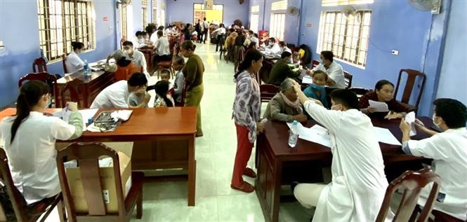 Khám bệnh cho người dân bị thiệt hại do bão lụt. Ảnh: Mai Trang - TTXVN Thừa Thiên – Huế tổ chức khám, chữa bệnh, phát thuốc miễn phí cho người dân bị thiệt hai do bão lũ ảnh 3